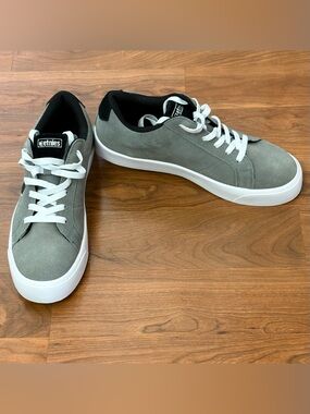 Etnies Men’s Grey and White Skate Sneakers Size 10